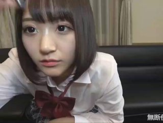 幸福老哥天天搞妹子顶不住找两好友4P 超级嫩00后妹子 一人一个扒掉内裤 骑乘后入一起操 扶着屁股猛顶